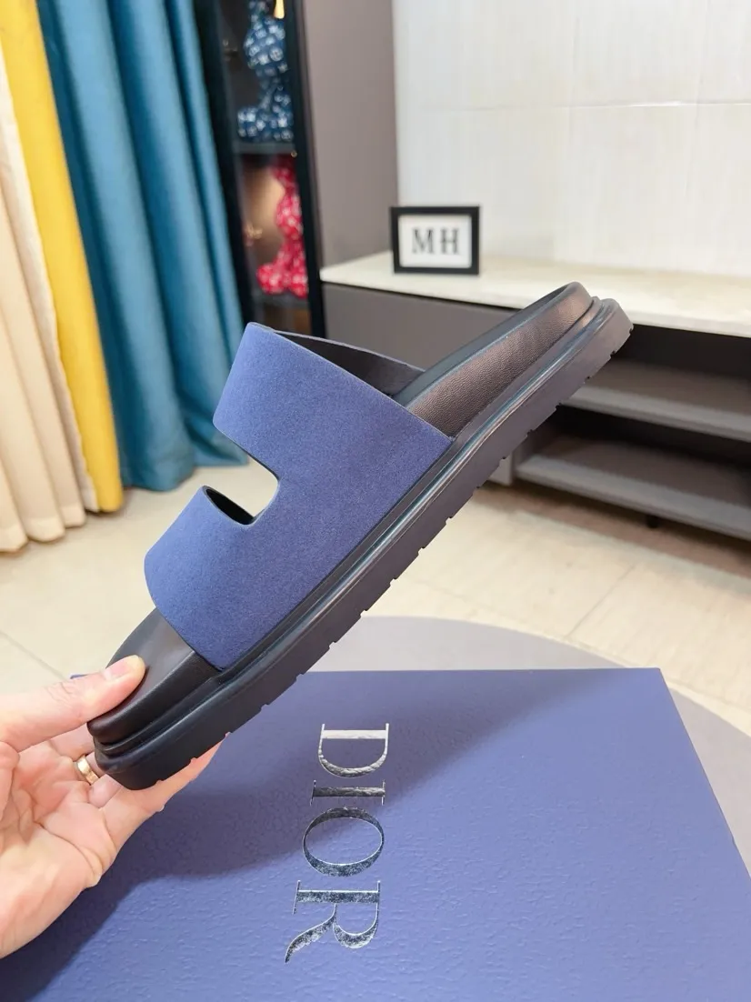 Men's Men's Shoes 💰320🌸🌸Dior Aqua Men's Sandals Slippers. Showcasing Dior haute couture design. The Dior gray suede strap is accented with an aluminum Dior buckle for added style. Paired with a comfortable tonal notch sole, they pair easily with shorts or jeans for a sophisticated look. Main body: suede cow leather, technical fabric lining: cow leather, with adjustable straps, aluminum Dior buckle, Dior gray EVA insole, tonal notch rubber outsole splicing structure👌👌size: 38-44 (45.46 customized)